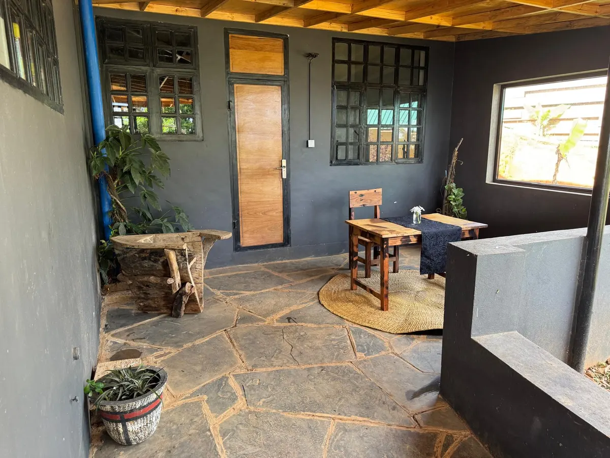 Garden with pavilion, pond and fire pit at the annex of Nilo Forest Lodge