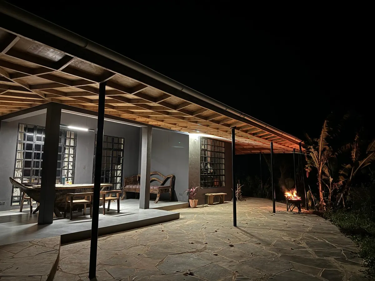 King-size bedroom in the main house of Nilo Forest Lodge
