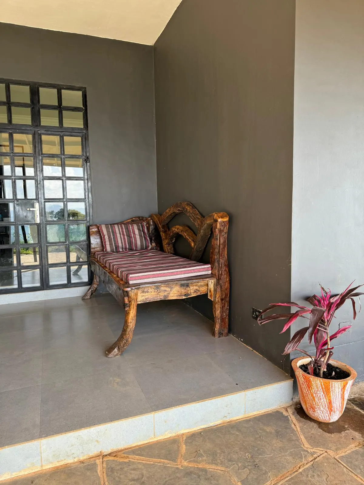 Open-air bathroom facing the forest, Nilo Forest Lodge main house